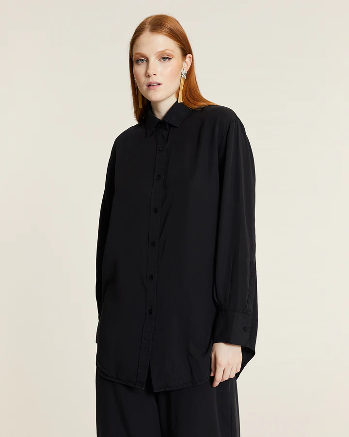 γυναικείο μαύρο πουκάμισο από την pepaloves, camisa larga tencel negra