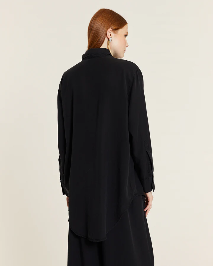 γυναικείο μαύρο πουκάμισο από την pepaloves, camisa larga tencel negra