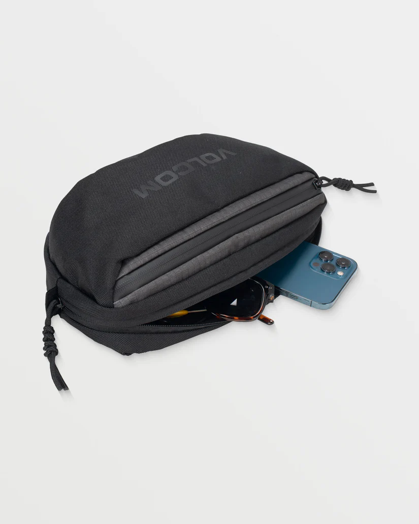 τσαντάκι μέσης σε μαύρο χρώμα από την volcom, mini dos pack waist bag