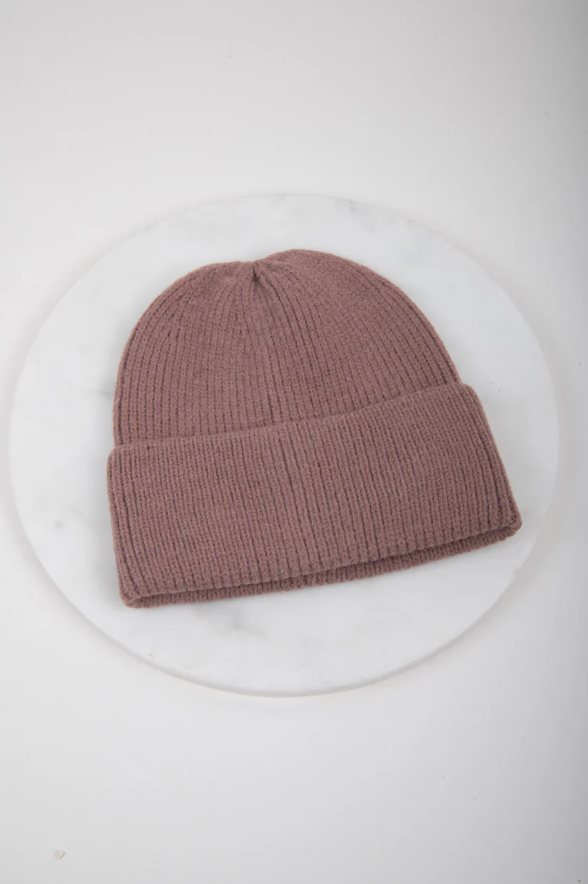 σκούφος σε καφέ χρώμα από την 24colours, brown beanie