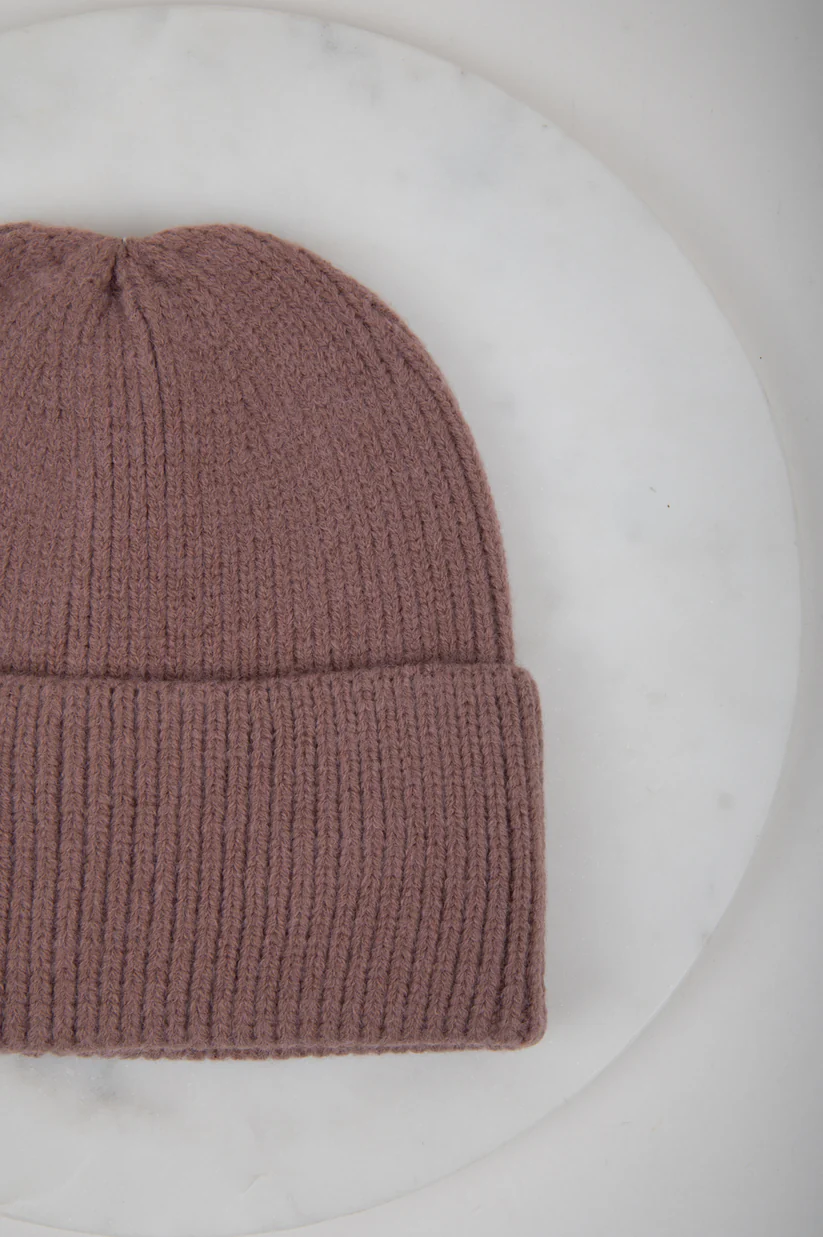 σκούφος σε καφέ χρώμα από την 24colours, brown beanie