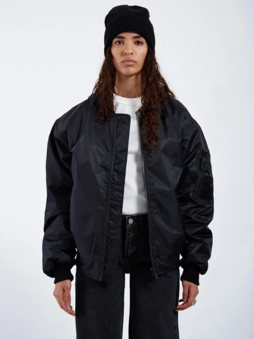 μπουφάν σε μαύρο χρώμα από την dr denim, jarvis bomber jacket
