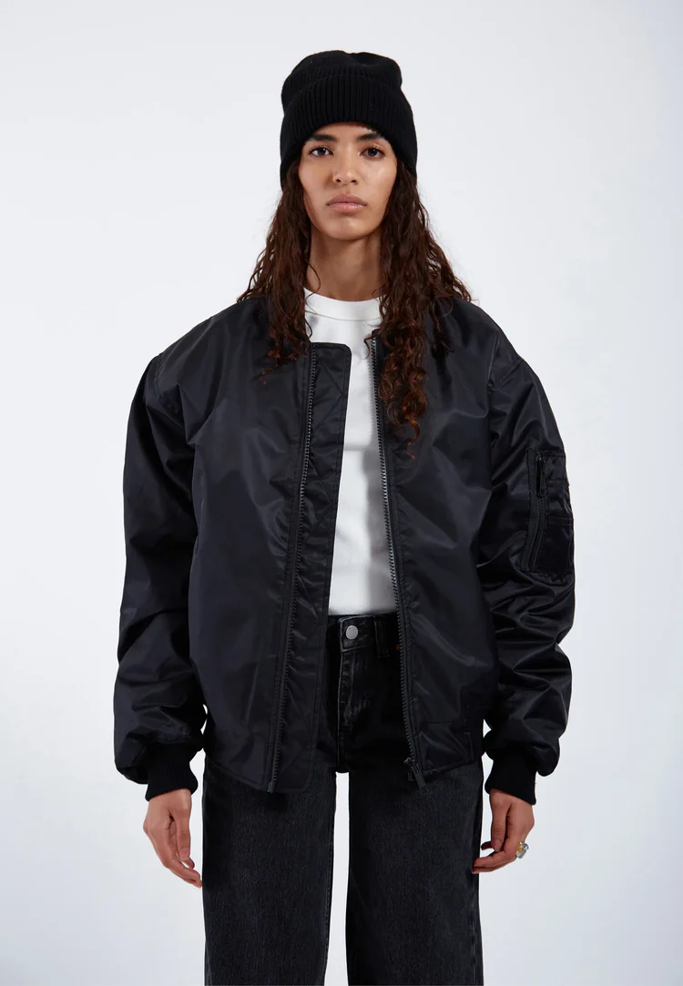μπουφάν σε μαύρο χρώμα από την dr denim, jarvis bomber jacket