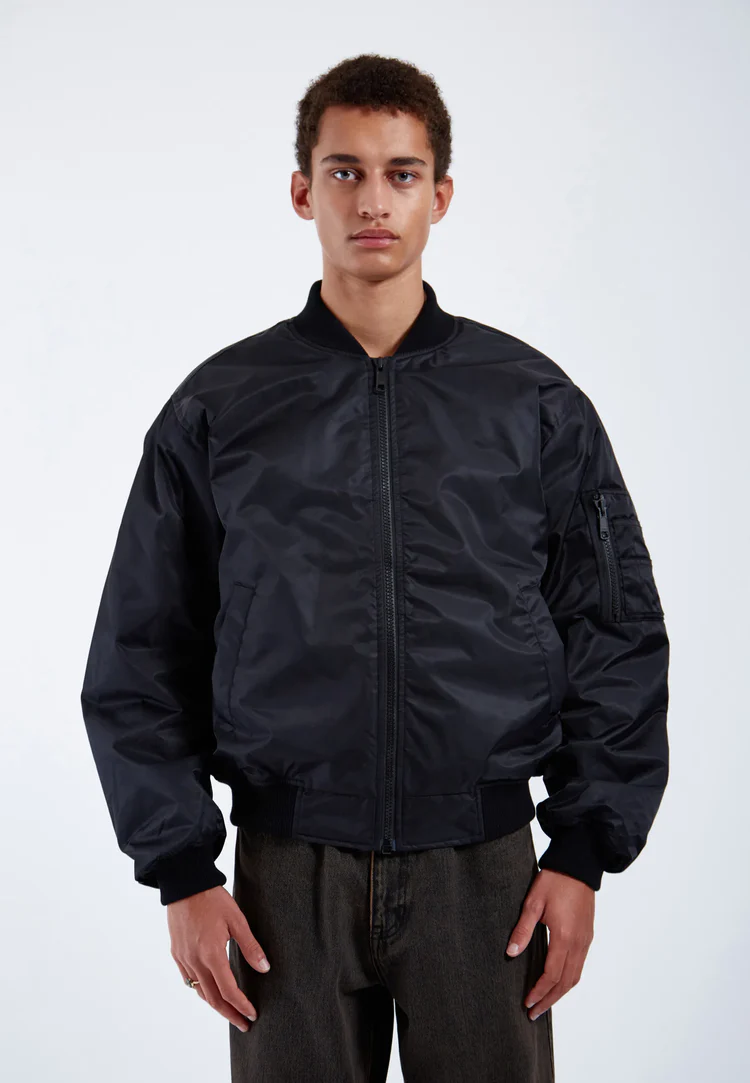 μπουφάν σε μαύρο χρώμα από την dr denim, jarvis bomber jacket
