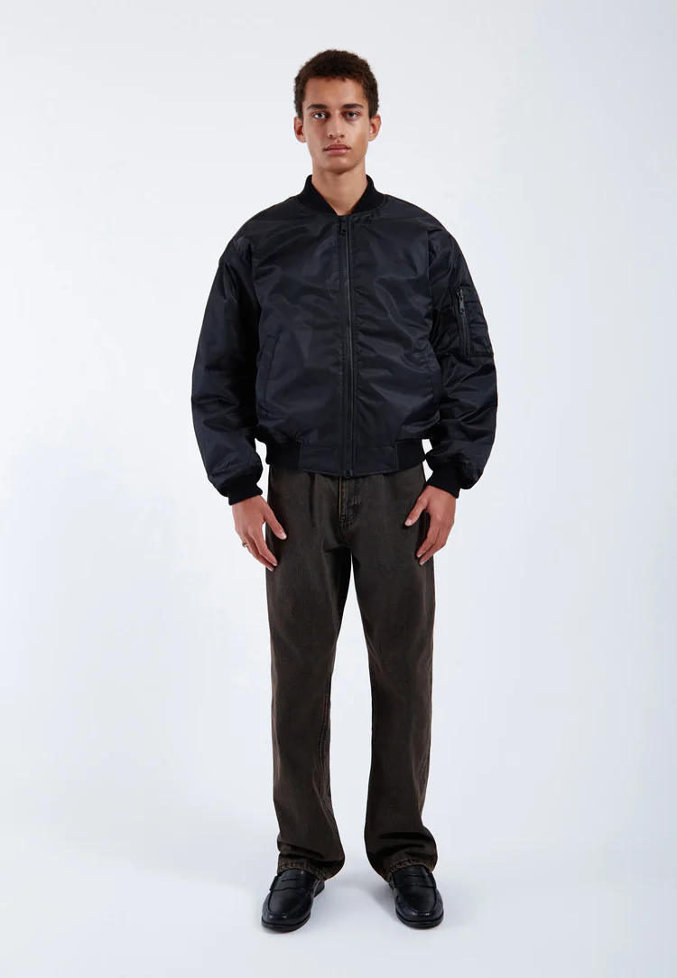 μπουφάν σε μαύρο χρώμα από την dr denim, jarvis bomber jacket