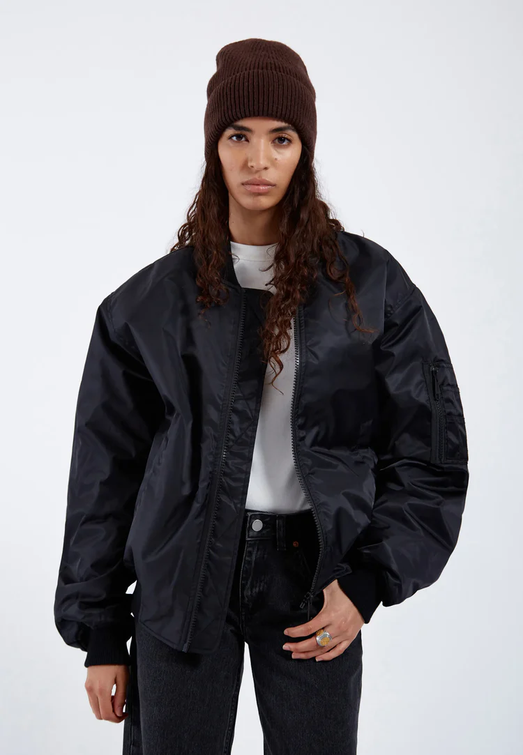 μπουφάν σε μαύρο χρώμα από την dr denim, jarvis bomber jacket