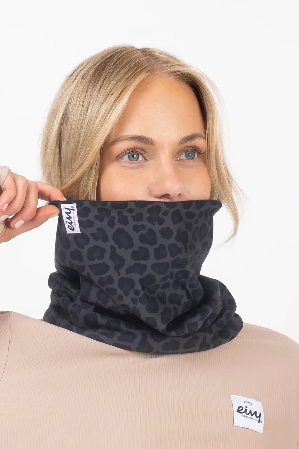 κασκόλ σε λεοπάρ σχέδιο από την eivy, colder neckwarmer