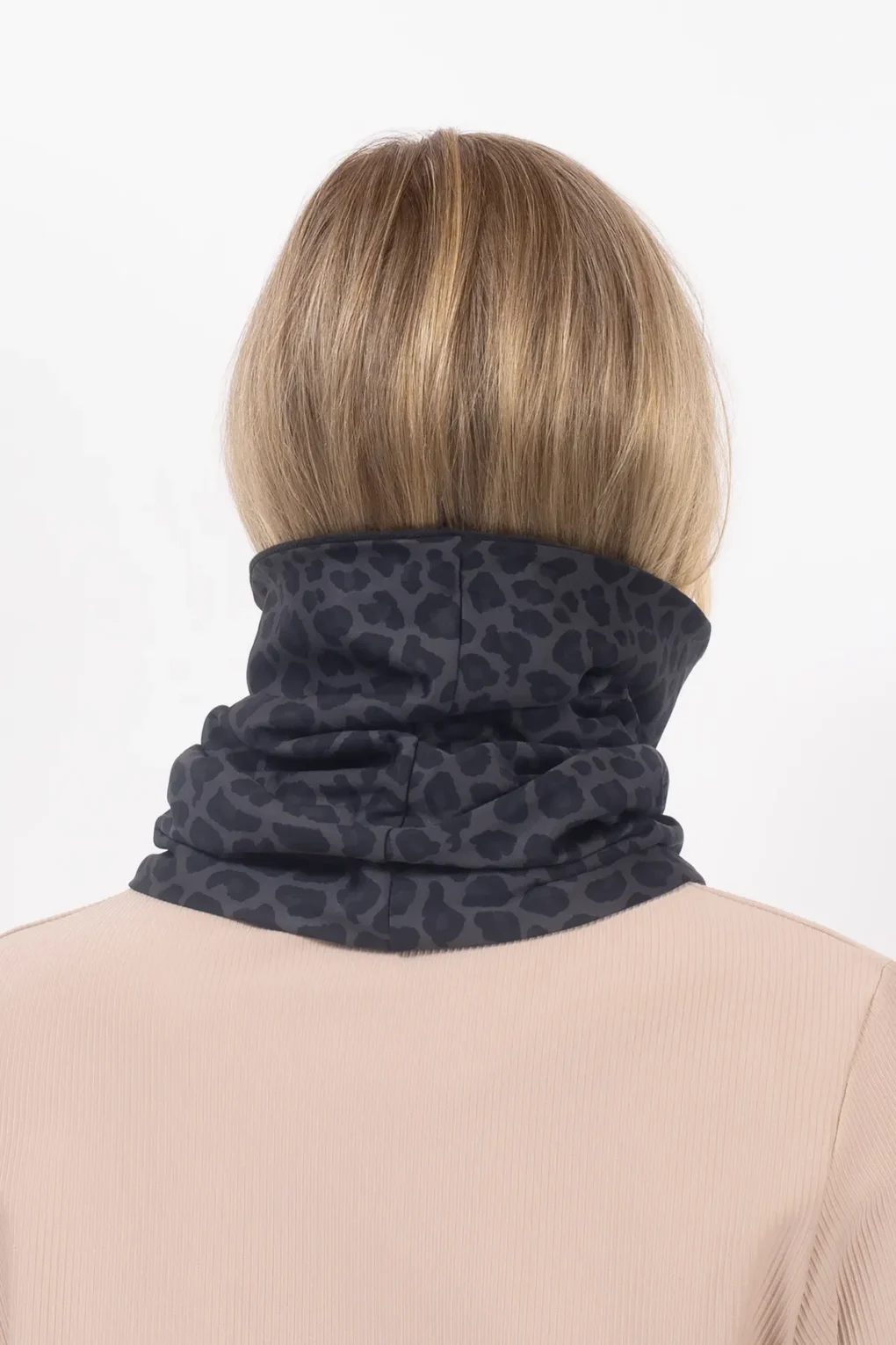 κασκόλ σε λεοπάρ σχέδιο από την eivy, colder neckwarmer