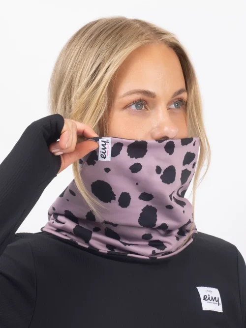 γυναικείο κασκόλ σε μωβ πουα χρώμα από την eivy, colder neckwarmer