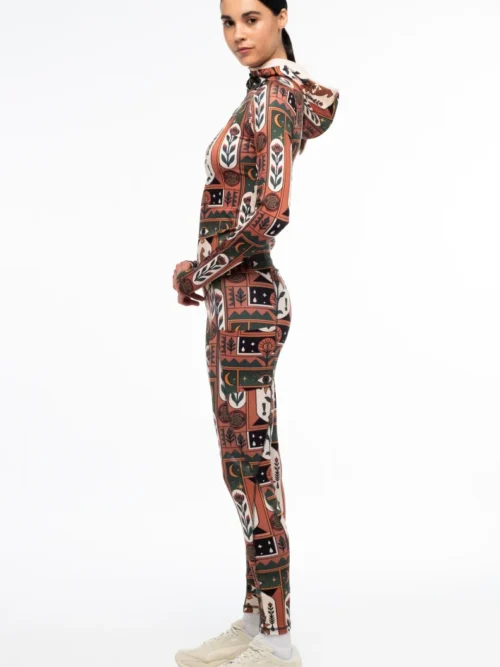 γυναικεία αθλητική μπλούζα με μακρύ μανίκι, κουκούλα και διάφορα σχέδια από την peace and chaos, mystic bloom fitted active zip hoodie with thumbholes