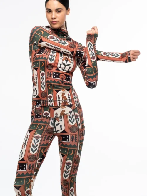 γυναικεία αθλητική μπλούζα με μακρύ μανίκι, κουκούλα και διάφορα σχέδια από την peace and chaos, mystic bloom fitted active zip hoodie with thumbholes