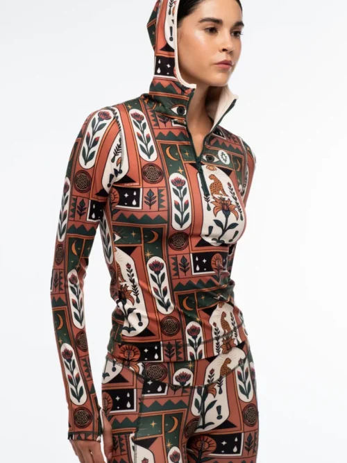 γυναικεία αθλητική μπλούζα με μακρύ μανίκι, κουκούλα και διάφορα σχέδια από την peace and chaos, mystic bloom fitted active zip hoodie with thumbholes