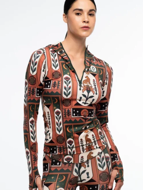 γυναικεία αθλητική μπλούζα με μακρύ μανίκι, κουκούλα και διάφορα σχέδια από την peace and chaos, mystic bloom fitted active zip hoodie with thumbholes