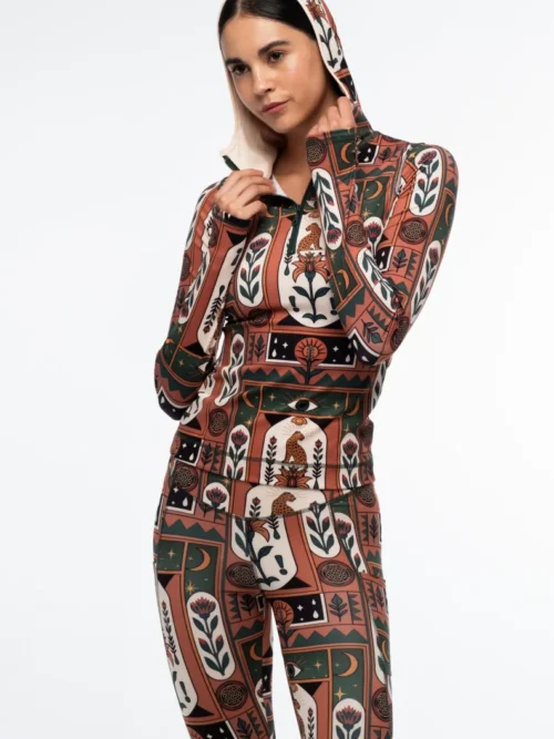 γυναικεία αθλητική μπλούζα με μακρύ μανίκι, κουκούλα και διάφορα σχέδια από την peace and chaos, mystic bloom fitted active zip hoodie with thumbholes