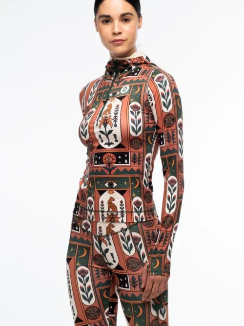 γυναικεία αθλητική μπλούζα με μακρύ μανίκι, κουκούλα και διάφορα σχέδια από την peace and chaos, mystic bloom fitted active zip hoodie with thumbholes