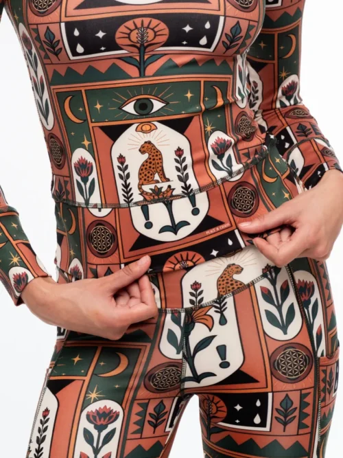 γυναικεία αθλητική μπλούζα με μακρύ μανίκι και διάφορα σχέδια από την peace and chaos, mystic bloom performance top