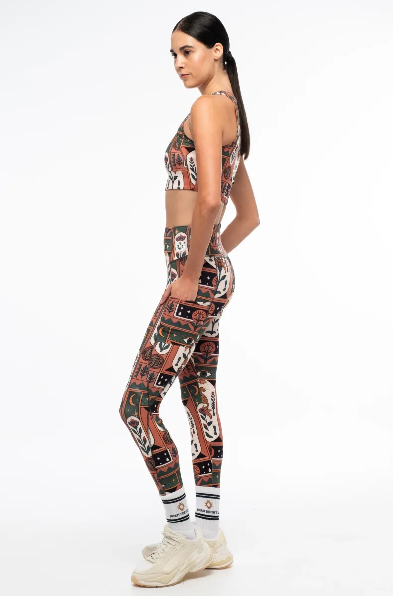 γυναικείο κολάν με τσέπες και διάφορα σχέδια από την peace and chaos, mystic bloom sports leggings with pockets