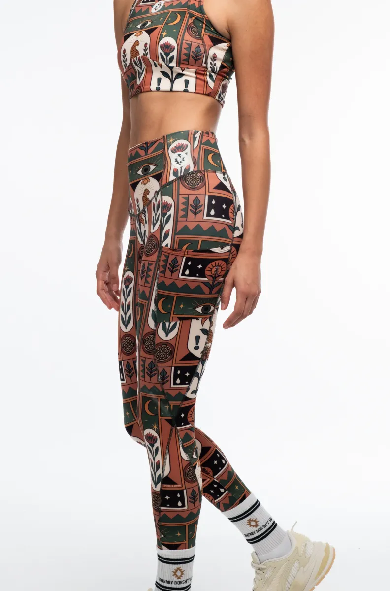 γυναικείο κολάν με τσέπες και διάφορα σχέδια από την peace and chaos, mystic bloom sports leggings with pockets