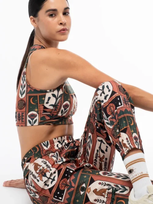 γυναικείο αθλητικό μπουστάκι με διάφορα σχέδια από την peace and chaos, mystic bloom sports top