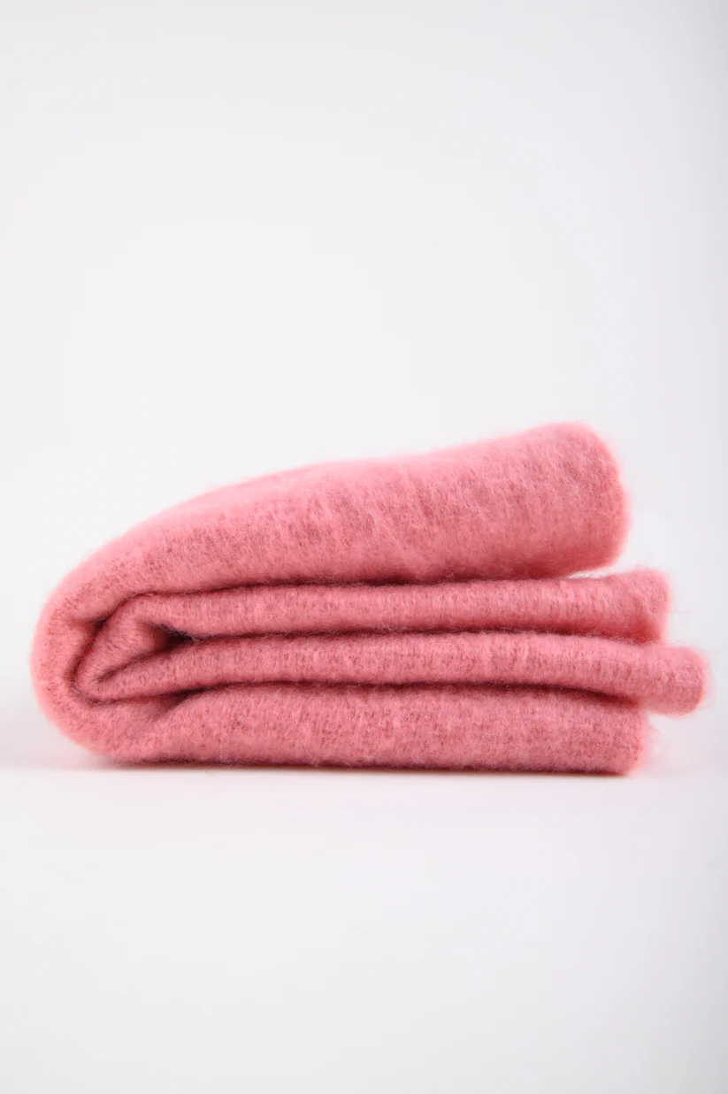 κασκόλ σε ροζ χρώμα με κρόσια από την 24colours, scarf in pink