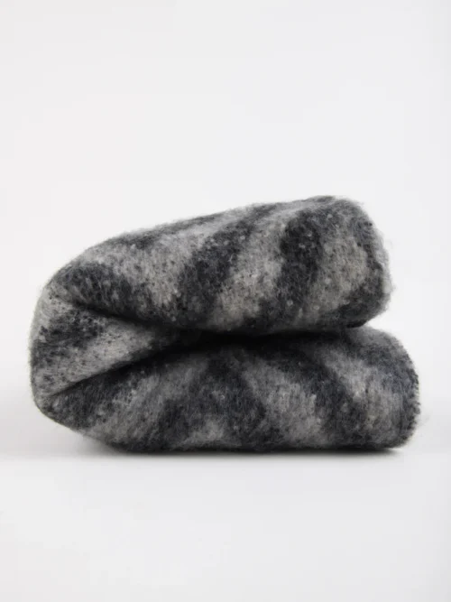 γυναικείο κασκόλ σε γκρι και μαύρο χρώμα με κρόσια από την 24colours, womens felted scarf grey black