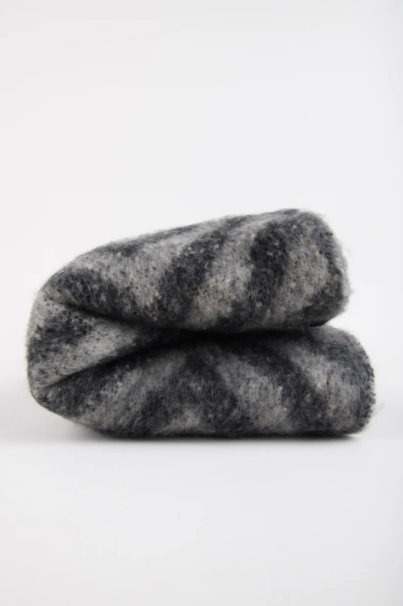 γυναικείο κασκόλ σε γκρι και μαύρο χρώμα με κρόσια από την 24colours, womens felted scarf grey black