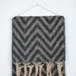 γυναικείο κασκόλ σε γκρι και μαύρο χρώμα με κρόσια από την 24colours, womens felted scarf grey black