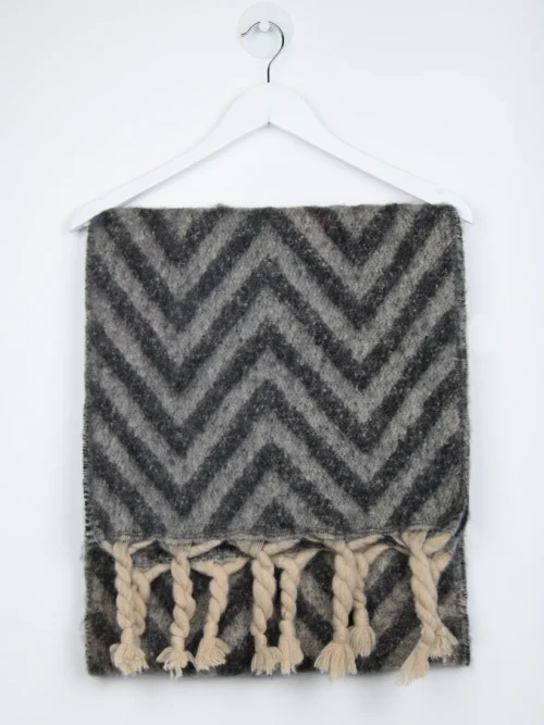 γυναικείο κασκόλ σε γκρι και μαύρο χρώμα με κρόσια από την 24colours, womens felted scarf grey black