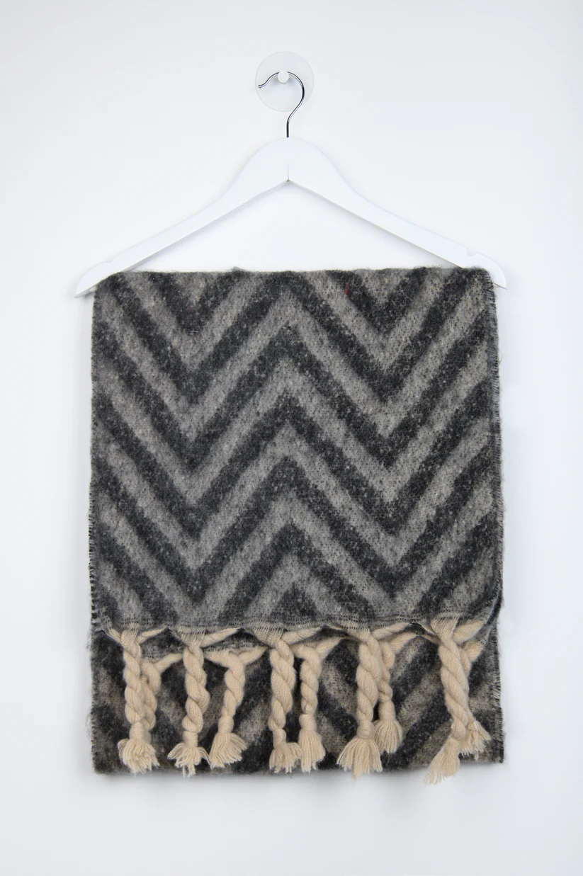 γυναικείο κασκόλ σε γκρι και μαύρο χρώμα με κρόσια από την 24colours, womens felted scarf grey black