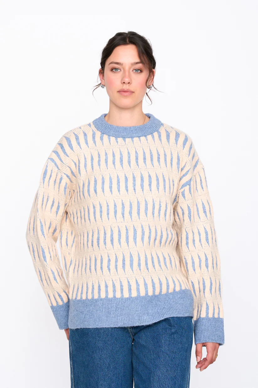 womens-patterned-sweater-blue-beige γυναικείο πλεκτή μπλούζα με μπλε και μπεζ αποχρώσεις από την 24colours, womens patterned sweater blue beige