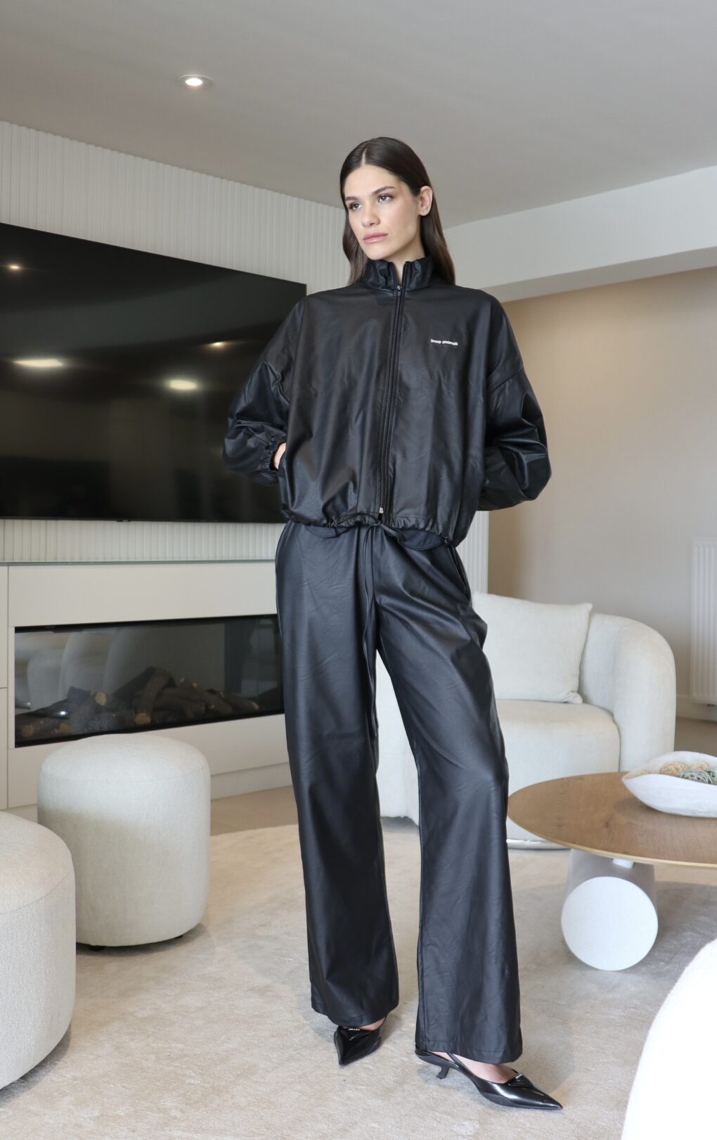 γυναικείο δερμάτινο σετ σε μαύρο χρώμα από την inna manoli, black leather set