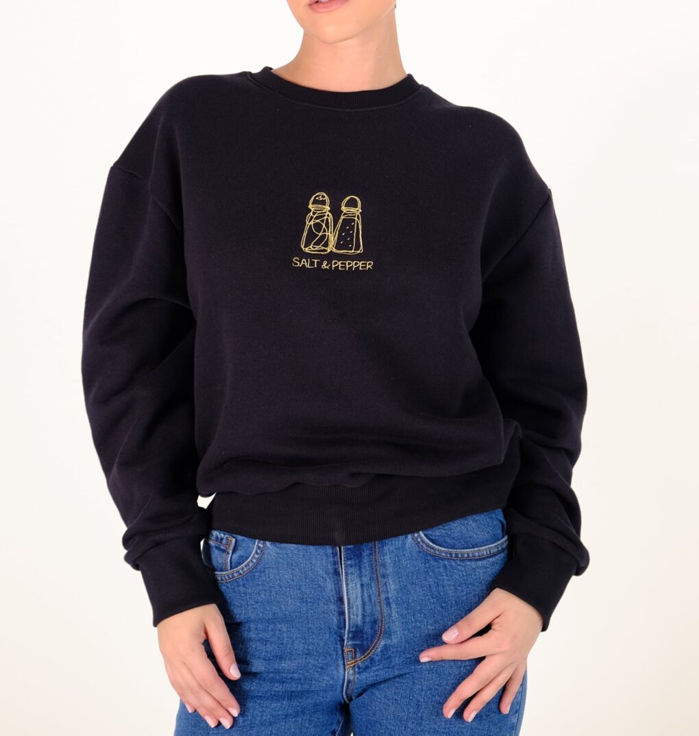 γυναικείο μαύρο φούτερ με επιγραφή στο μπροστινό μέρος από την salt and pepper, ruby black