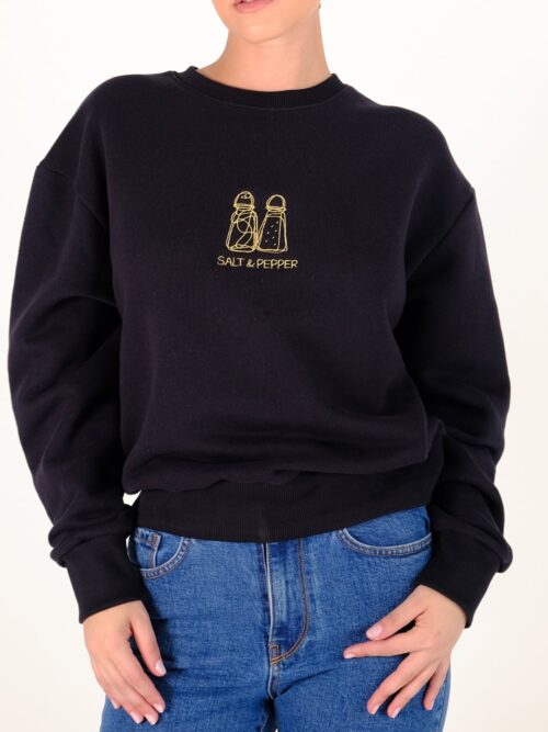 γυναικείο μαύρο φούτερ με επιγραφή στο μπροστινό μέρος από την salt and pepper, ruby black