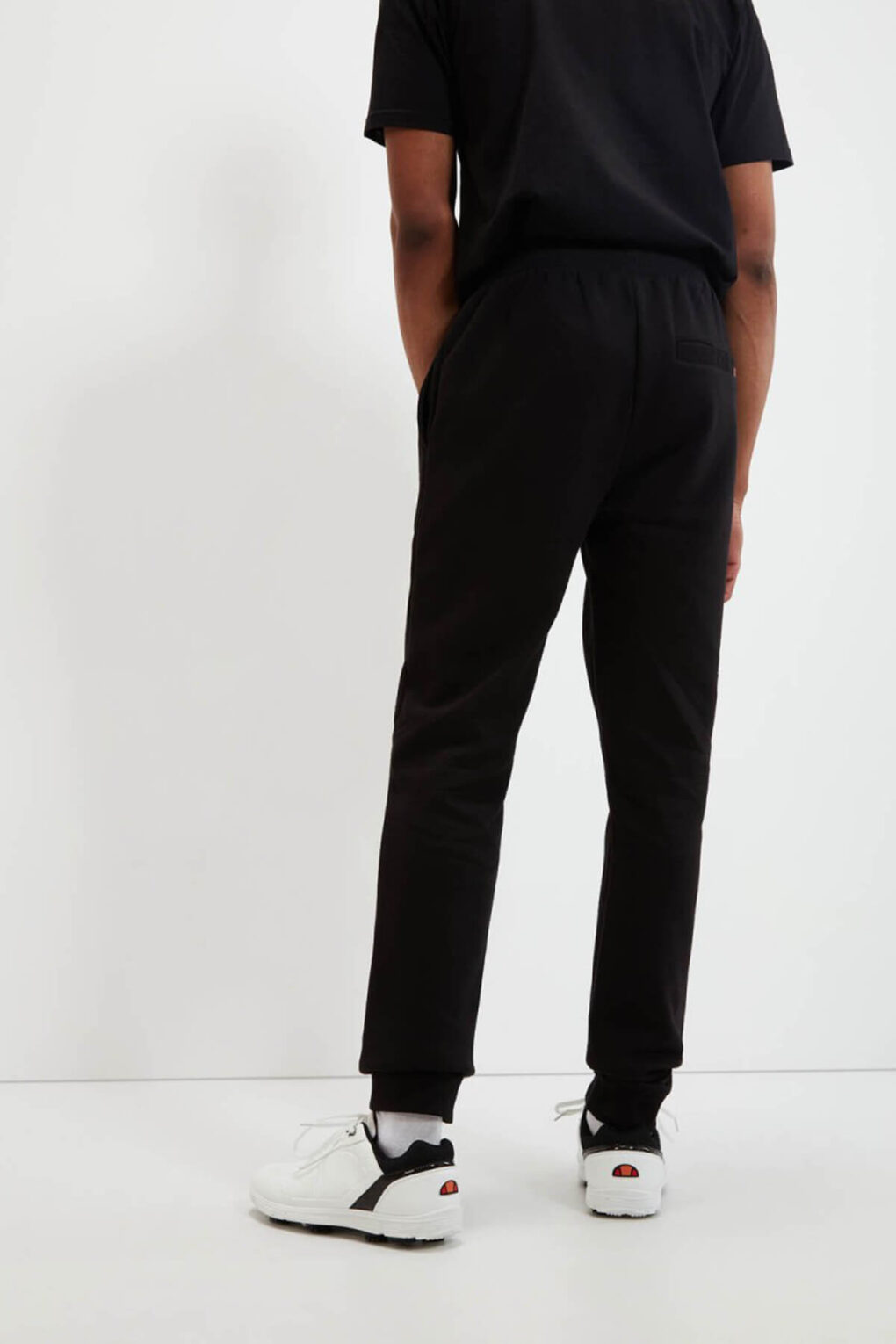 ανδρική φόρμα παντελόνι σε μαύρο χρώμα από την ellesse, cravo 2 joggers