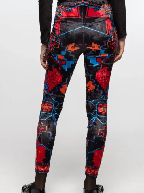 γυναικείο κολάν με μαύρο φόντο και διάφορα σχέδια από την peace and chaos, chronicle leggings velvet