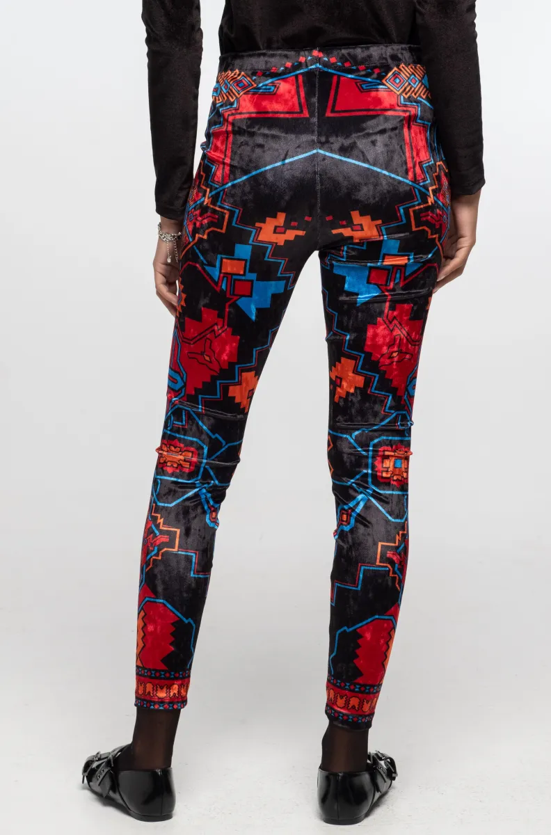 γυναικείο κολάν με μαύρο φόντο και διάφορα σχέδια από την peace and chaos, chronicle leggings velvet