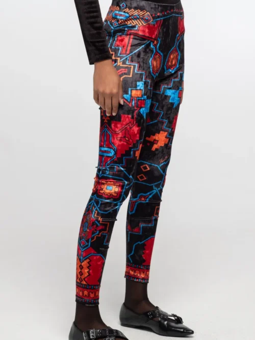 γυναικείο κολάν με μαύρο φόντο και διάφορα σχέδια από την peace and chaos, chronicle leggings velvet