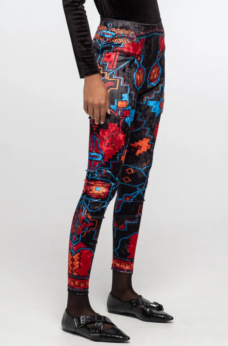 γυναικείο κολάν με μαύρο φόντο και διάφορα σχέδια από την peace and chaos, chronicle leggings velvet