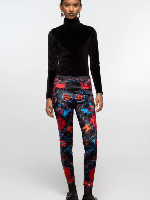 γυναικείο κολάν με μαύρο φόντο και διάφορα σχέδια από την peace and chaos, chronicle leggings velvet