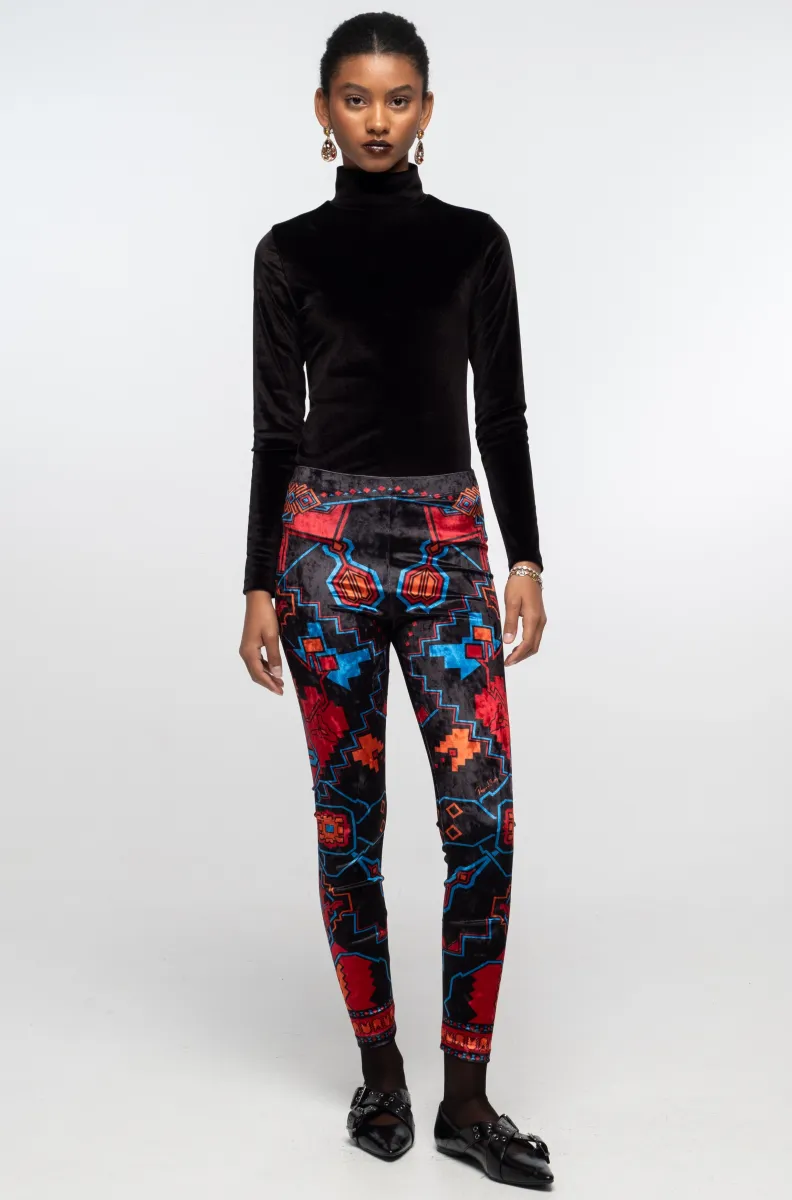 peace-and-chaos-chronicle-leggings-velvet3 γυναικείο κολάν με μαύρο φόντο και διάφορα σχέδια από την peace and chaos, chronicle leggings velvet