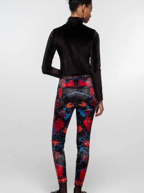 γυναικείο κολάν με μαύρο φόντο και διάφορα σχέδια από την peace and chaos, chronicle leggings velvet