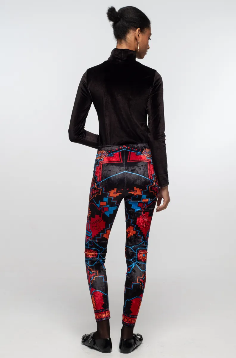 γυναικείο κολάν με μαύρο φόντο και διάφορα σχέδια από την peace and chaos, chronicle leggings velvet