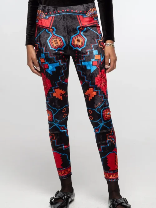 γυναικείο κολάν με μαύρο φόντο και διάφορα σχέδια από την peace and chaos, chronicle leggings velvet