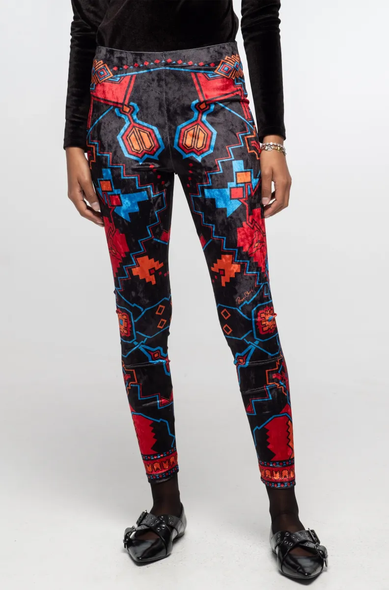 γυναικείο κολάν με μαύρο φόντο και διάφορα σχέδια από την peace and chaos, chronicle leggings velvet