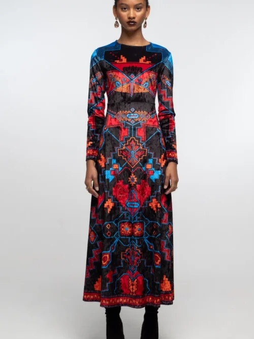 γυναικείο μακρύ βελούδινο φόρεμα με ιδιαίτερο σχέδιο από την peace and chaos, chronicle long dress