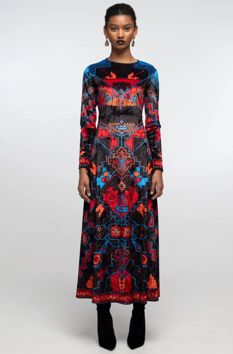 γυναικείο μακρύ βελούδινο φόρεμα με ιδιαίτερο σχέδιο από την peace and chaos, chronicle long dress