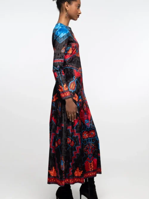 γυναικείο μακρύ βελούδινο φόρεμα με ιδιαίτερο σχέδιο από την peace and chaos, chronicle long dress