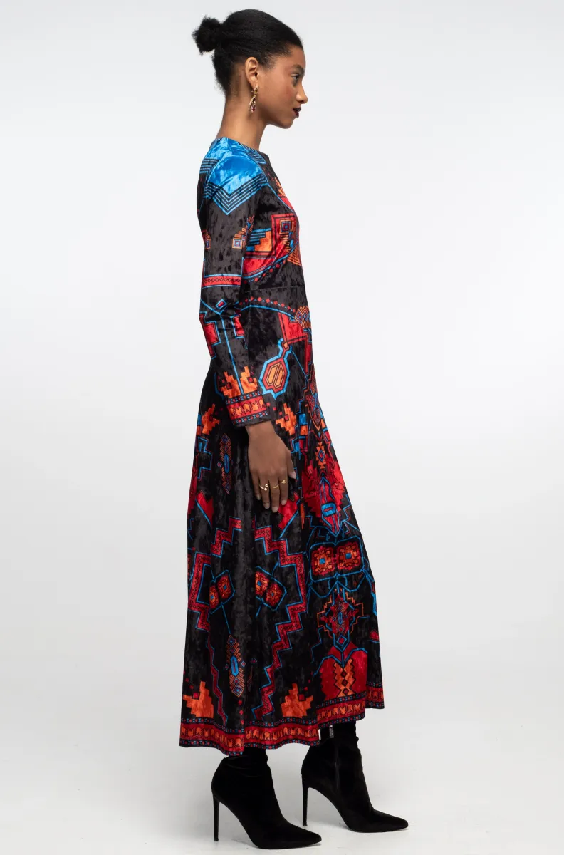 γυναικείο μακρύ βελούδινο φόρεμα με ιδιαίτερο σχέδιο από την peace and chaos, chronicle long dress