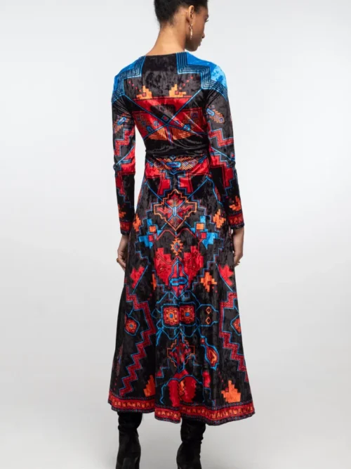 γυναικείο μακρύ βελούδινο φόρεμα με ιδιαίτερο σχέδιο από την peace and chaos, chronicle long dress