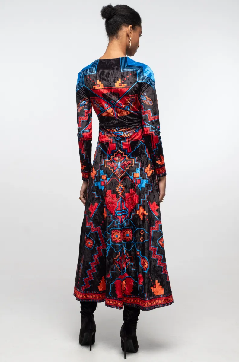 γυναικείο μακρύ βελούδινο φόρεμα με ιδιαίτερο σχέδιο από την peace and chaos, chronicle long dress